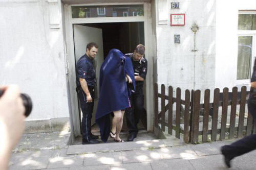 المانية تطعن زوجها المصري بسبب استخدامه اللابتوب الخاص بها