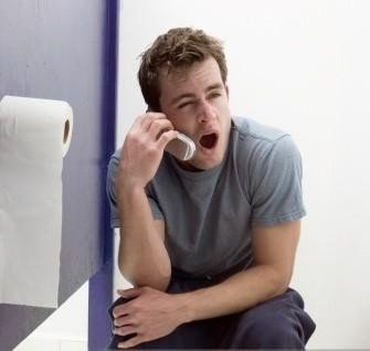 ماذا يحصل لو أدخلتم الهاتف معكم الى الحمام؟