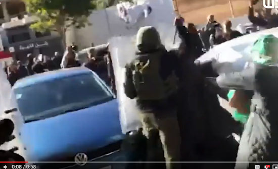 فيديو : السلطة تقمع مسيرتين في الضفة وتعتدي على المتظاهرين