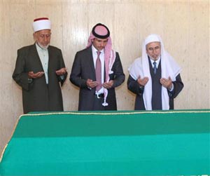 نائب جلالة الملك يزور ضريح المغفور له الملك المؤسس 