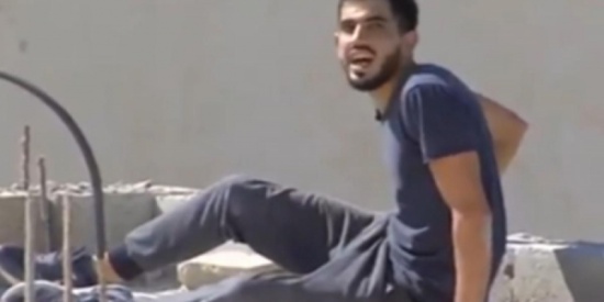 بالفيديو : توثيق قنص جندي إسرائيلي شابا فلسطينيا بدم بارد بالفيديو : توثيق قنص جندي إسرائيلي شابا فلسطينيا بدم بارد
