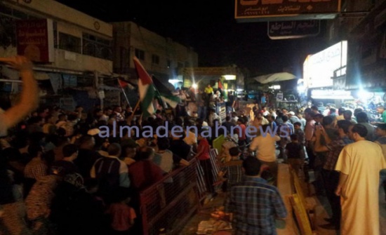 المئات يخرجون في مسيرات تضامنية مع غزة بمخيم الزرقاء