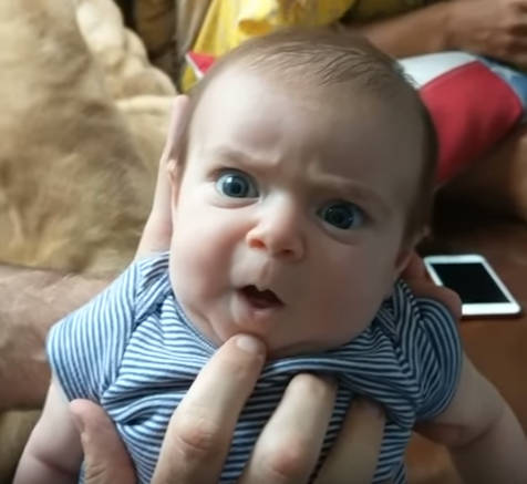 فيديو| الرضيع العابس .. مهما فعلت له لن يضحك!