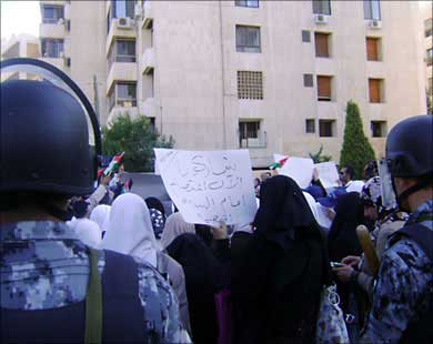 متظاهرون أمام السفارة المصرية بعمان 