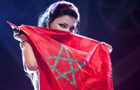 بالصور نجاح كبير لهيفاء وهبي بمهرجان الدار البيضاء للموسيقى رغم رميها بالعلب البلاستيكية