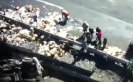 مشاهد مُرعبة .. شاحنة تسحق تجمعاً للناس والصحفيين في المكسيك!!