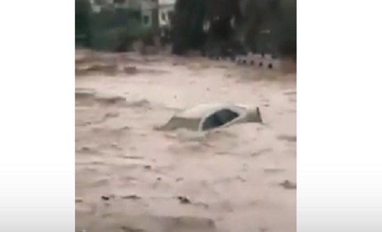 بالفيديو : مقطع جديد من فيضان سيل الزرقاء
