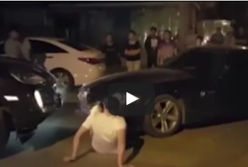 فيديو مروع - شابة تدهس رجلاً حاول فتح باب سيارتها.. شاهدوها فيديو مروع - شابة تدهس رجلاً حاول فتح باب سيارتها.. شاهدوها