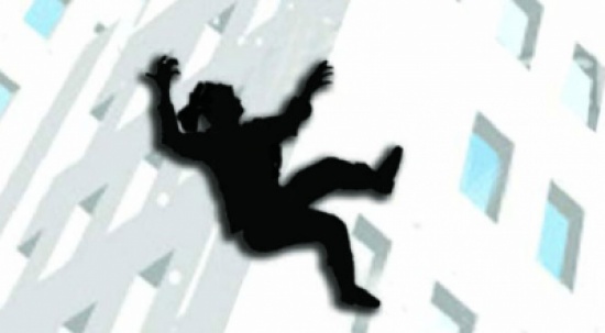 تلقي بنفسها من الطابق الرابع بعد طلاقها!