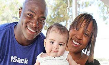 حالة حيرت العلماء: والدان أسودان يرزقان بطفلة شقراء