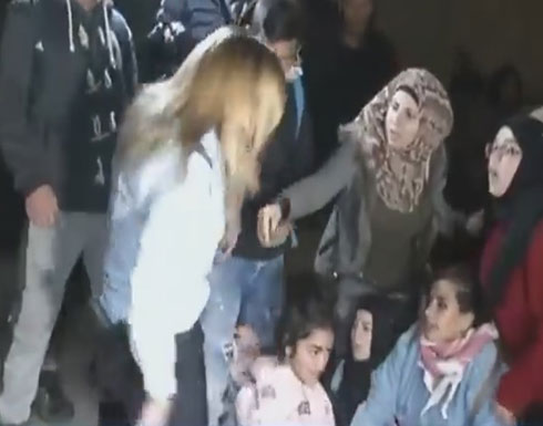 فلسطينية تضرب مجندة إسرائيلية بالقدس وتطرحها ارضا (فيديو) فلسطينية تضرب مجندة إسرائيلية بالقدس وتطرحها ارضا (فيديو)