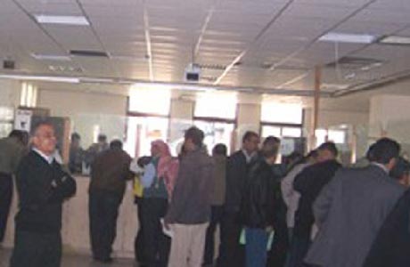 هوشة بالطربيزات والعقل والمكتات بين مسؤول في دائرة اراضي شمال عمان والموظفين ! هوشة بالطربيزات والعقل والمكتات بين مسؤول في دائرة اراضي شمال عمان والموظفين !