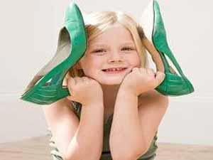 تعرفي على شروط الحذاء المثالي لطفلك