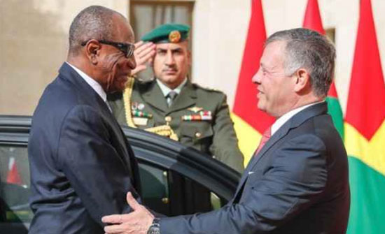 الملك يجري مباحثات مع الرئيس الغيني (صور)
