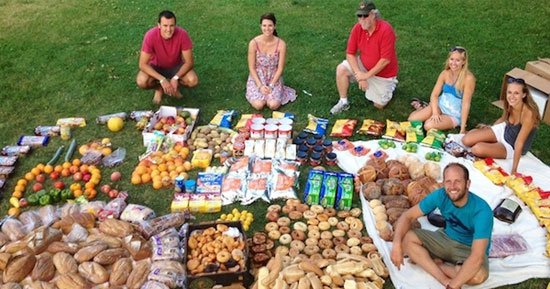 بالصور.. أمريكي يتناول طعاما من القمامة لتوعية الناس بعدم إلقائه