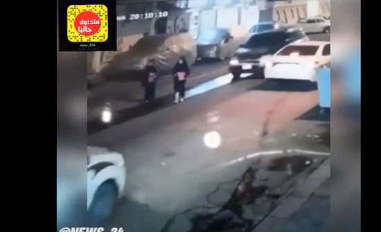 لحظة دهس سيارة امرأة بطريقة مروعة (فيديو)