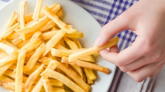 تخيّلوا .. طعنت صديقها بالسكين لأنه أكل “البطاطا” ولم يترك لها شيئاً!