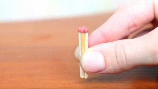 شاهد.. طريقة لإشعال أعواد الثقاب دون استخدام العلبة !!