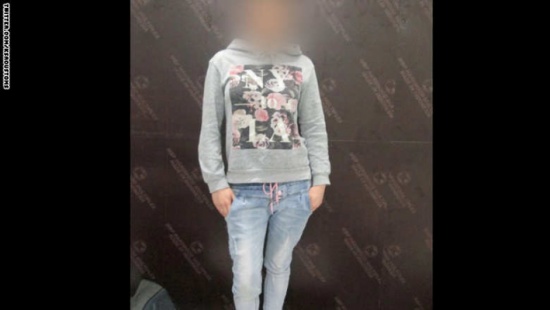 بالصور.. السعودية تحبط محاولة تهريب “غريبة” لفتاة أجنبية بسيارة بالصور.. السعودية تحبط محاولة تهريب “غريبة” لفتاة أجنبية بسيارة