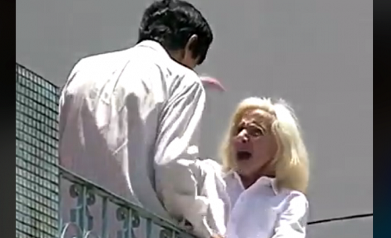 كيف تصرف مارة لحظة قتل رجل امرأة أمامهم ! كيف تصرف مارة لحظة قتل رجل امرأة أمامهم !