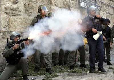 الاحتلال يطلق الغاز السام على مدرسة بالقدس