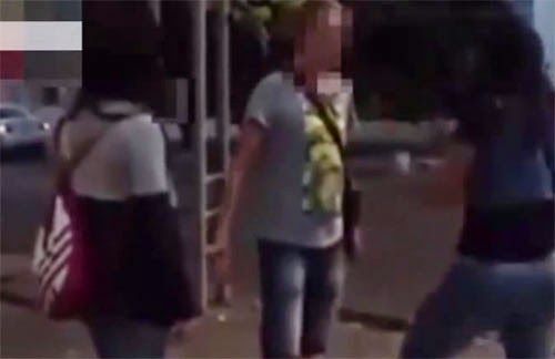 بالفيديو : متحرش يصاب بارتجاج في المخ على يد فتاتين بالفيديو : متحرش يصاب بارتجاج في المخ على يد فتاتين
