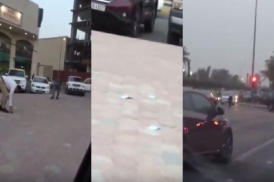 شاهد.. عاصفة تملئ شوارع دبي بالمال.. والمارة يلتقطونها