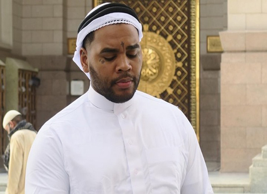 بالفيديو: مغني الراب الأمريكي كيفن جيتس يبكي عند الحجر الأسود بالفيديو: مغني الراب الأمريكي كيفن جيتس يبكي عند الحجر الأسود