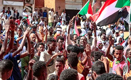 بالفيديو : محتجون قرب القصر الرئاسي بالخرطوم.. والأمن يطلق الغاز بالفيديو : محتجون قرب القصر الرئاسي بالخرطوم.. والأمن يطلق الغاز