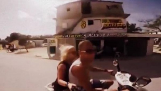 شاهد.. سائحة تلتقط سيلفي لـ لحظة تعرضها لحادث