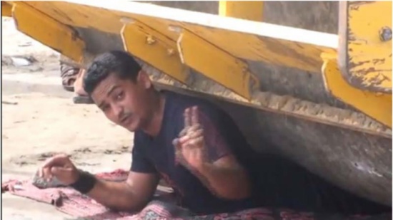 يمني يحمل ماكينة أسفلت