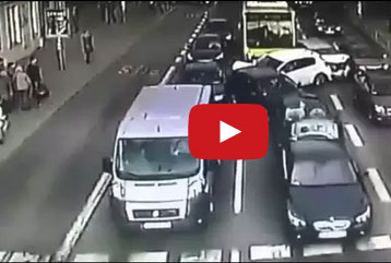 سائق حافلة فقد الوعي يصدم عدة سيارات