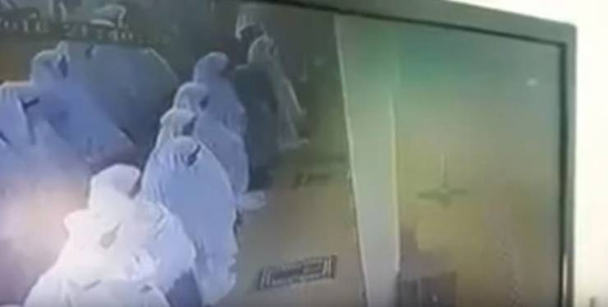 فيديو| لحظة وفاة امرأة أثناء الصلاة في ليلة الجمعة!