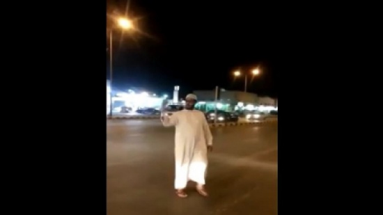 يتطوع لتنظيم المرور بعد تعطل الإشارات