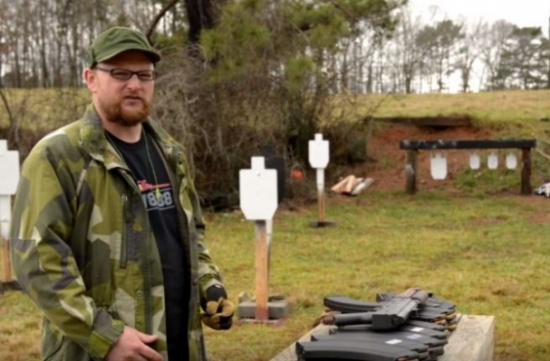 شاهد.. أمريكي يرش زخة من 700 طلقة تحية لكلاشنيكوف