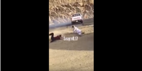 بالفيديو: مفحط يدهس 3 أشخاص في السعودية بالفيديو: مفحط يدهس 3 أشخاص في السعودية
