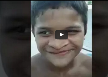 شاهد.. طفل يخرج لسانة من انفه