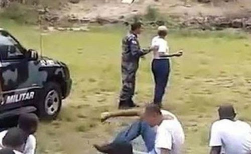 شرطية تلقي قنبلة بالخطأ على زملائها