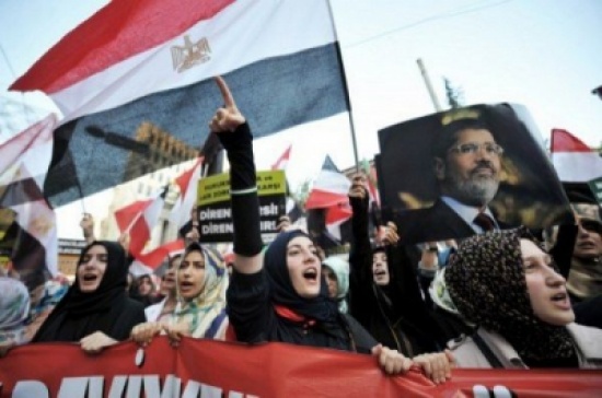مئات من أنصار مرسي يتظاهرون رفضاً لـ'الانقلاب على الشرعية' مئات من أنصار مرسي يتظاهرون رفضاً لـ'الانقلاب على الشرعية'