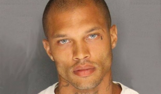 من السجن إلى دور الأزياء