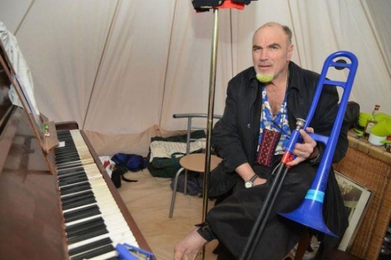 بالصور.. طردته زوجته من المنزل فقرر أن يقيم في خيمة على البحر