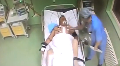 طبيب يعتدي على مريض خرج من جراحة قلب بالضرب ( فيديو ) طبيب يعتدي على مريض خرج من جراحة قلب بالضرب ( فيديو )