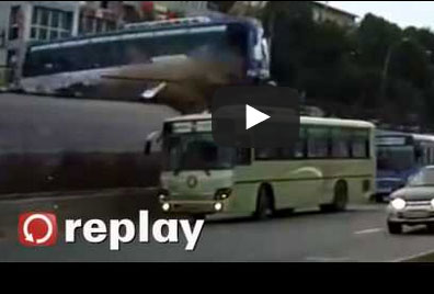 يفقد السيطرة على باص ليقفز من مكان مرتفع !