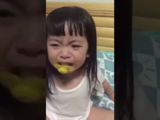 شاهد.. طفلة تبكي بطريقة مضحكه !