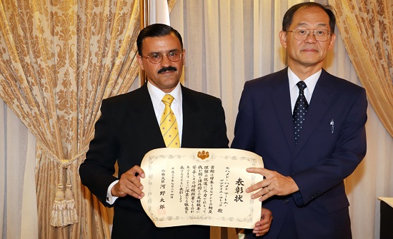 السفير الياباني يكرم رئيس الجمعية الأكاديمية الأردنية اليابانية