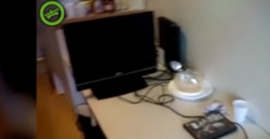 بالفيديو والصور : سجين يصور زنزانته الفاخرة أثناء تدخينه الحشيش