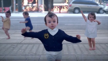 طفل يعشق الرقص