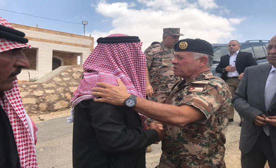 بالصور :الملك يقدم واجب العزاء بالشهيد العقاربة بالصور :الملك يقدم واجب العزاء بالشهيد العقاربة