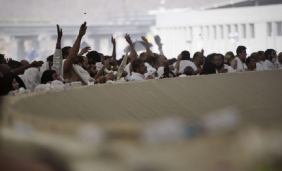 الحجاج يرمون جمرة العقبة الكبرى الحجاج يرمون جمرة العقبة الكبرى