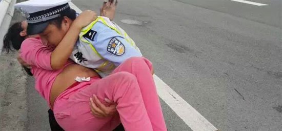 بالصور.. ضابط مرور صيني ينجح في توليد سيدة داخل سيارة الشرطة بالصور.. ضابط مرور صيني ينجح في توليد سيدة داخل سيارة الشرطة